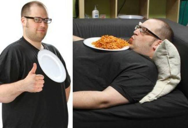Foto Divertente: Uomo con piatto attaccato al collo per mangiare da sdraiato