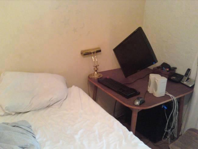 Monitor inclinato per guardare pc da sdraiato sul letto