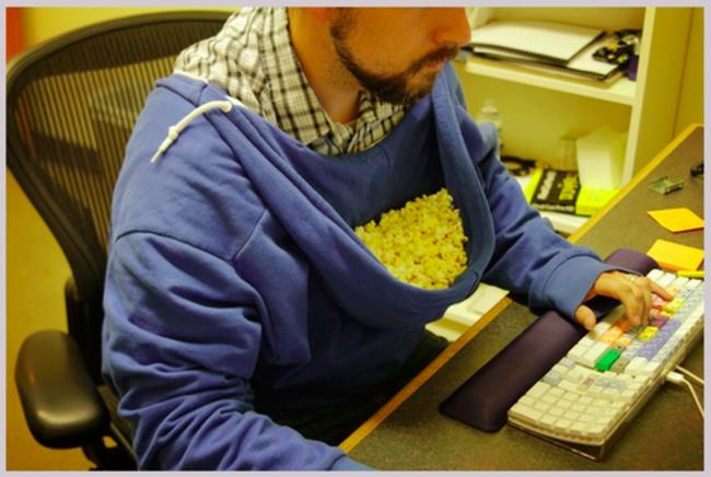 Uomo con felpa al contrario per mettere pop-corn nel cappuccio