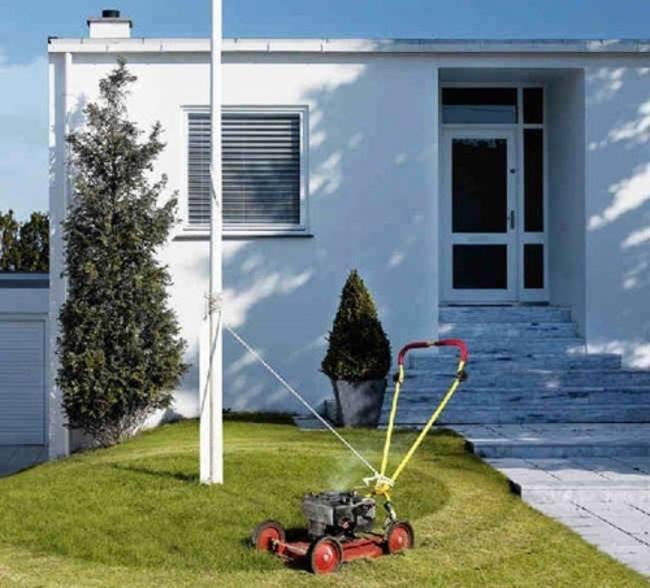 Taglia erba legato ad un palo  