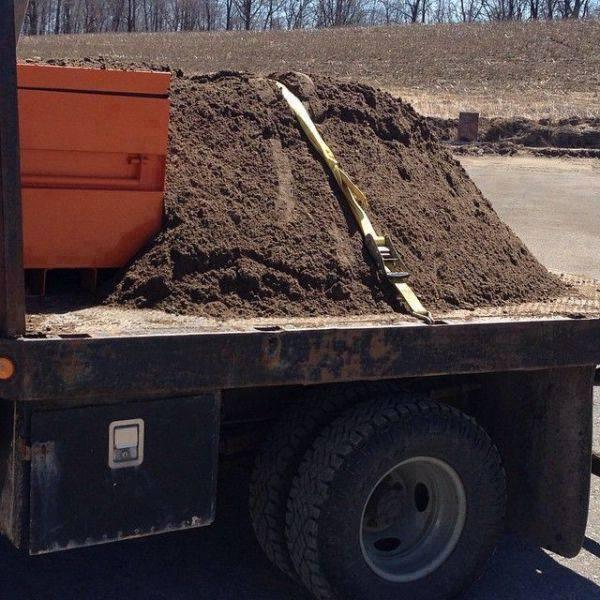 Foto Divertente: Camion che trasporta la sabbia con una cinghia per sostenerla