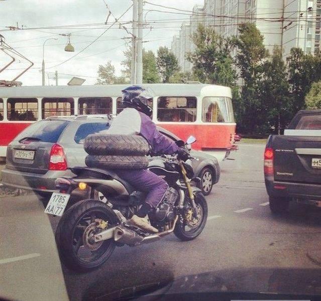 Foto Divertente: Motociclista che viaggia indossando delle gomme 