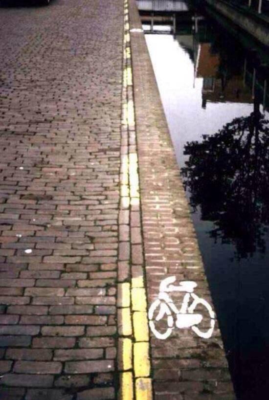 Foto Divertente: Una pista ciclabile strettissima che costeggia il canale