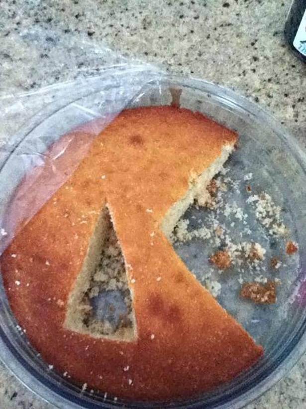 Foto Divertente: Taglio di una fetta al centro della torta