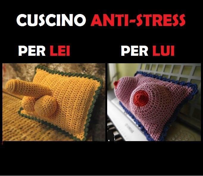 Foto Divertente: Cuscini ad uncinetto con figure osè