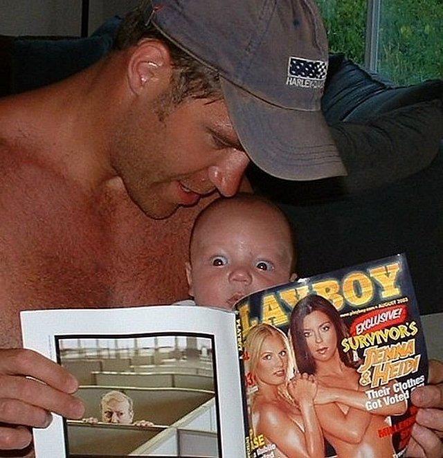Foto Divertente: Padre che fa leggere playboy al bambino