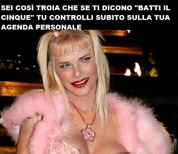 Foto Divertente: Moana Pozzi che per battere il cinque consulta l'agenda