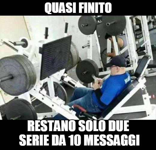 Uomo sulla macchina dei pesi che manda messaggi