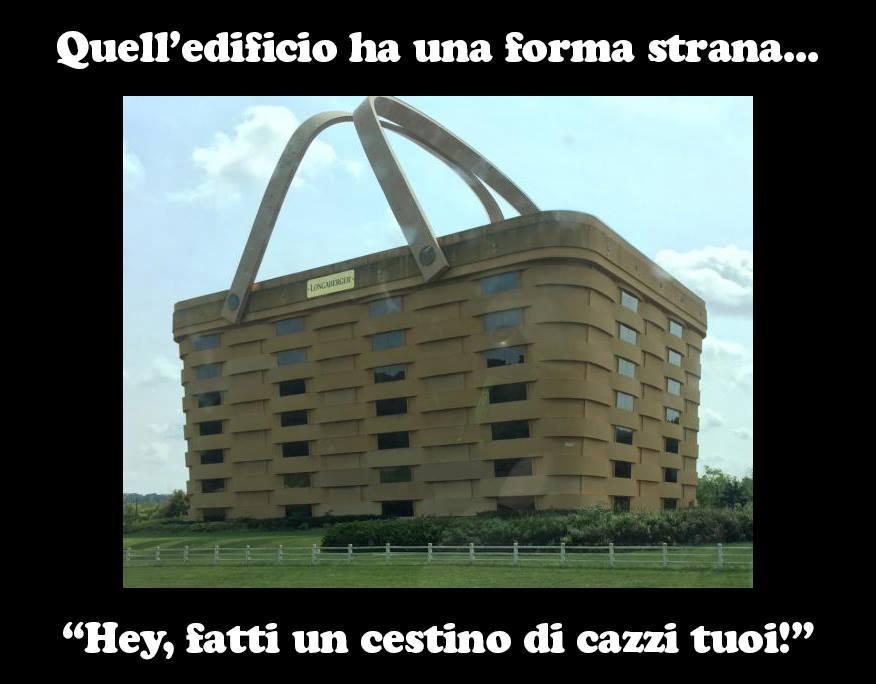 Foto Divertente: Edificio a forma di cestino