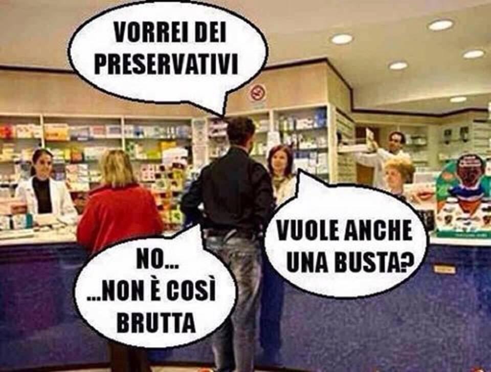 Foto Divertente: Uomo in farmacia che chiede dei preservativi