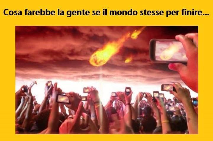 Foto Divertente: Persone che fotografano la fine del mondo