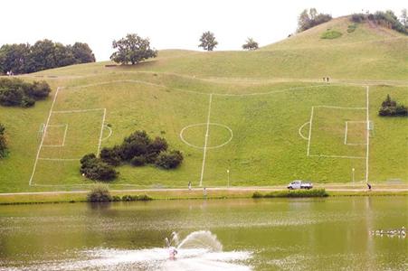 Foto Divertente: Campo da gioco inclinato sulla collina