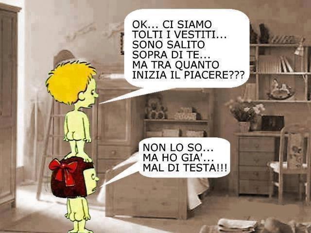 Foto Divertente: Bambino nudo sopra la testa della babina