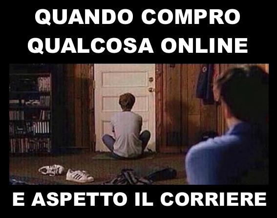 Foto Divertente: Ragazzo seduto davanti alla porta che aspetta il corriere