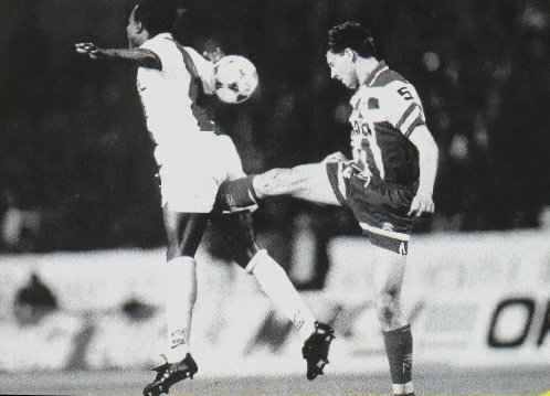 Foto Divertente: Calcio sbagliato al pallone 