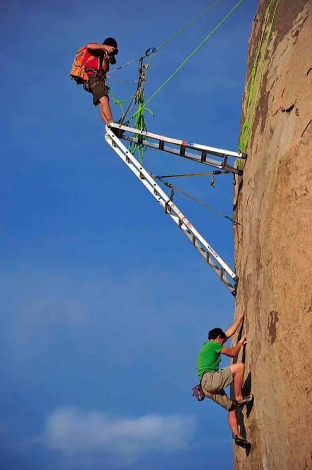 Foto Divertente: Scala usata come supporto per fotografare su parete rocciosa