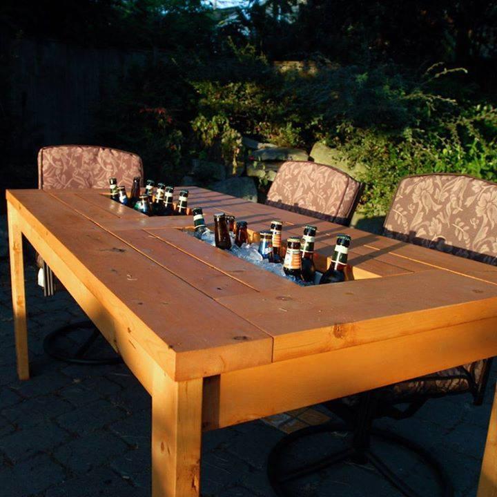 Foto Divertente: Tavolo con al centro vasche con ghiaccio per la birra