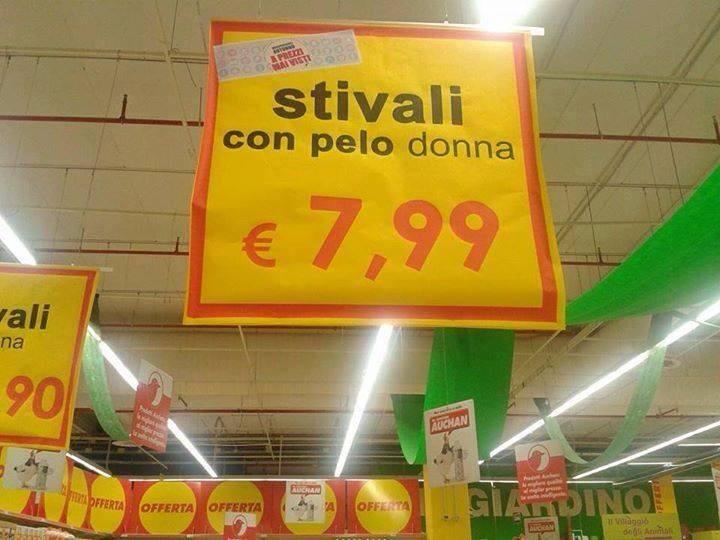 Cartello al supermercato per acquisto stivali donna con pelo