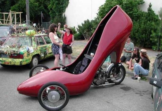 Auto a forma di scarpa da donna