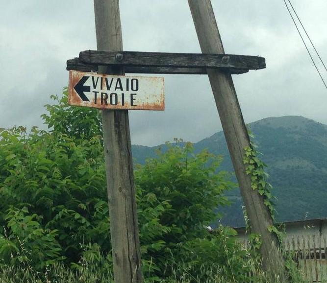 Un cartello che indica un vivaio ma con una lettera sbagliata