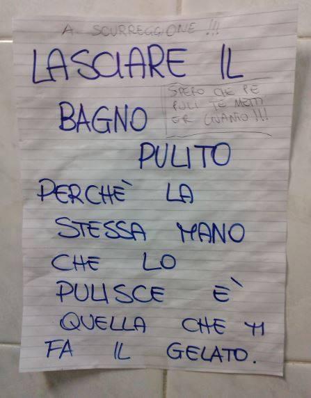 Cartello nella gelateria per lasciare il bagno pulito