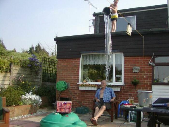 Foto Divertente: Nipote che sale sul tetto e tira secchio d'acqua al nonno
