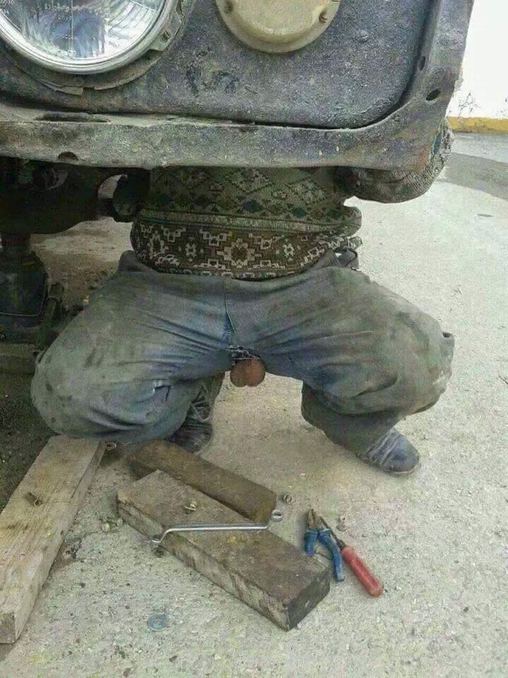 Foto Divertente: Meccanico che ripara l'auto con attributi fuori dai pantaloni