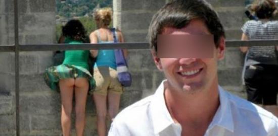 Foto Divertente: Primo piano di un ragazzo con due donne in mutande sullo sfondo
