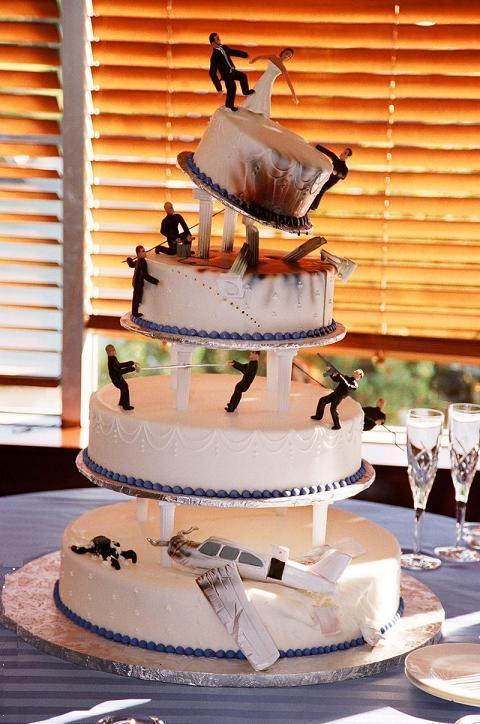 Torta di nozze con personaggi vari che stanno per cadere