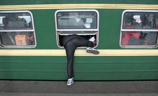 Foto Divertente: Prendere il treno al volo salendo dal finestrino