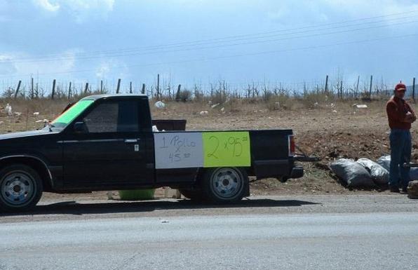 Foto Divertente: Cartello sul furgone di offerta polli non conveniente