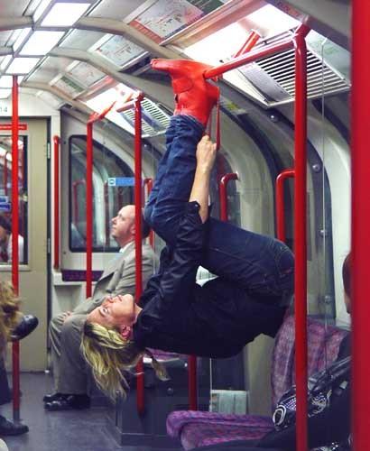 Donna appesa per i piedi sulla metro