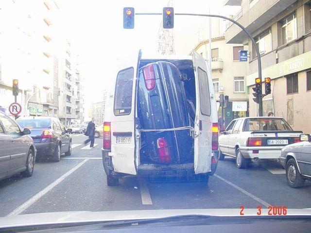 Auto posizionata dentro un furgone