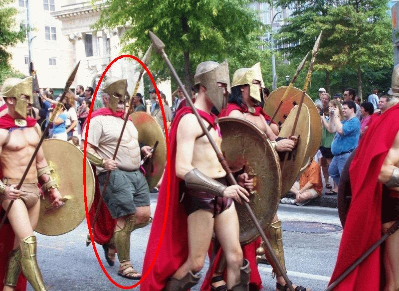 Foto Divertente: Uomo nella parata dei romani con addominali finti