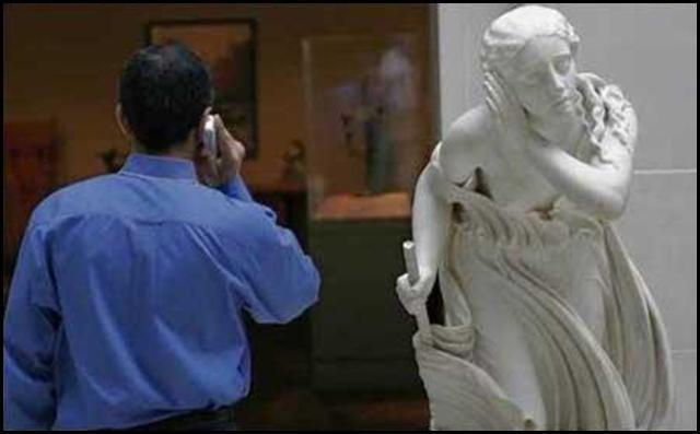 Foto Divertente: Uomo al telefono con statua che ascolta