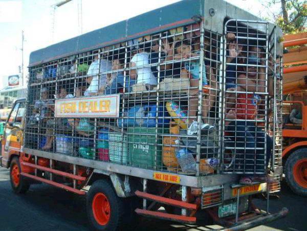 Camion che trasporta persone stipate dentro alla rete