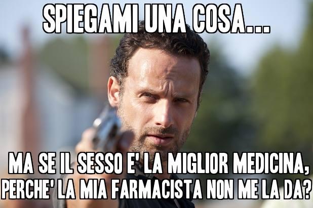 Foto Divertente: Uomo che chiede come mai la farmacista non gliela vuole dare