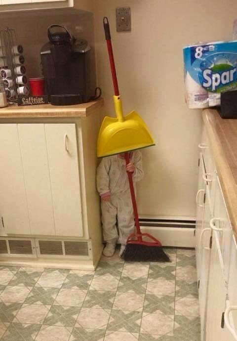 Foto Divertente: Bambino nascosto dietro alla scopa!