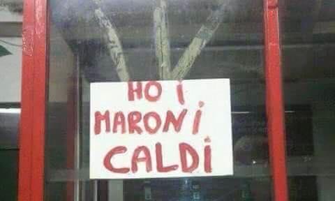 Foto Divertente: Cartello fuori dal negozio per castagne calde 