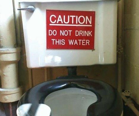 Foto Divertente: Cartello con divieto di bere acqua da WC