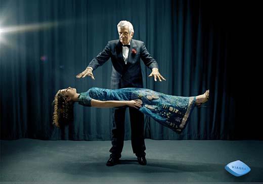 Donna alzata per magia: pubblicità del viagra