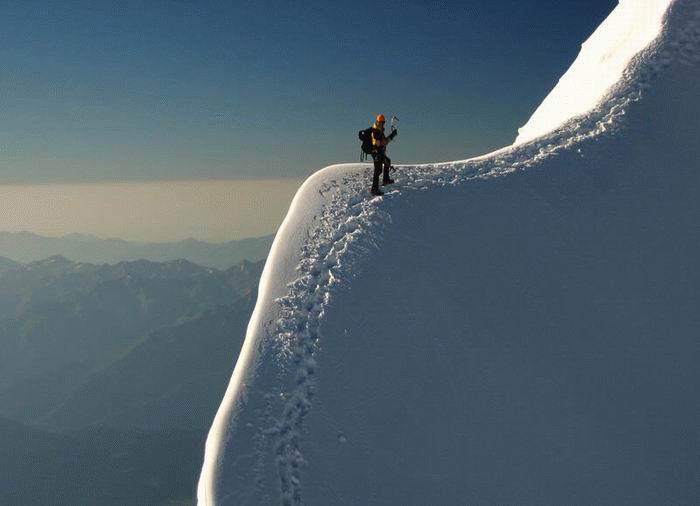 Foto Divertente: Uomo che scala una vetta ripidissima