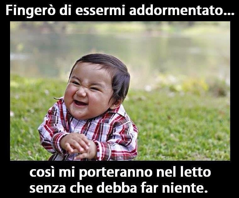 Foto Divertente: Bambino che vuole andare nel letto con i genitori