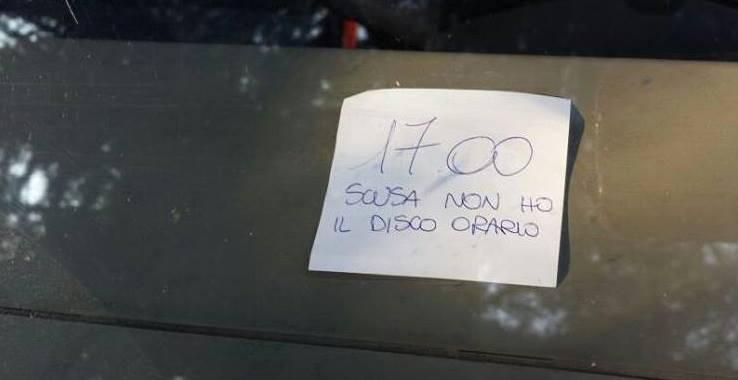 Foglio con scritta l'ora al posto del disco orario