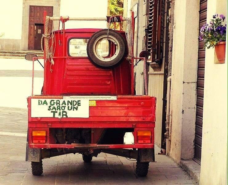 Ape con cartello che da grande sarà un TIR