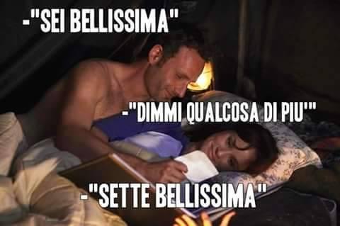 Foto Divertente: Donna che nel letto chiede una parola in più di dolcezza!