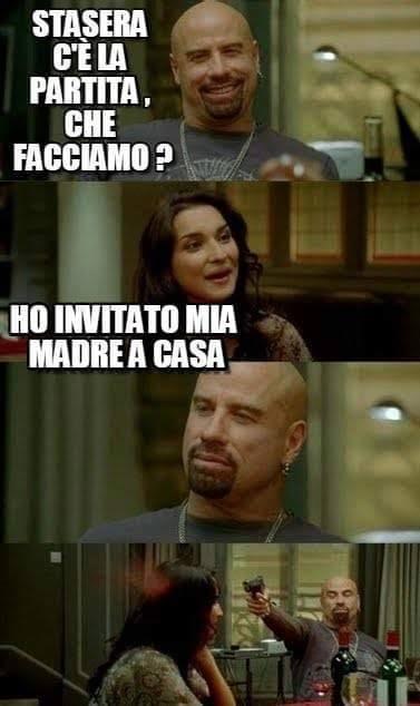 Foto Divertente: Lui vuole vedere la partita ma la ragazza invita la madre..