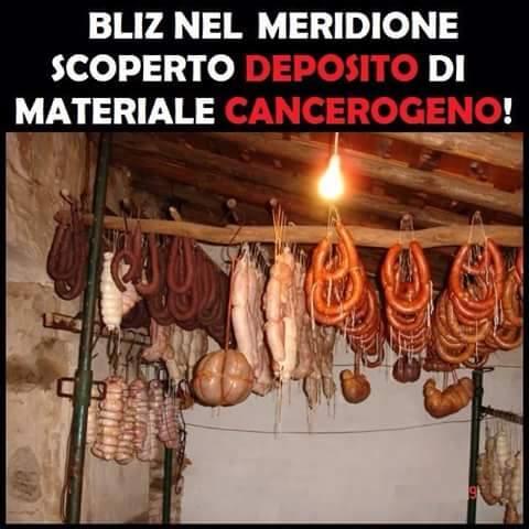 Foto Divertente: Salumi attaccati al soffitto