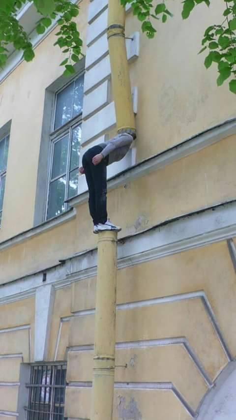 Foto Divertente: Persona che fa da collegamento tra due tubi