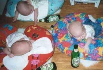Foto Divertente: Bambini che dormono con bottiglie di birra vicine